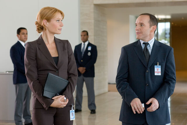 Ficheiro:Coulson talking to Pepper-Iron Man (film).jpg