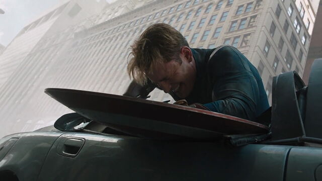 Ficheiro:Steve-Rogers-Avengers-Hurt-Car.jpg