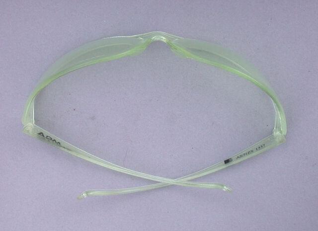 File:Optiek Lunar - 800px-SafetyGlassesWraparound.jpg
