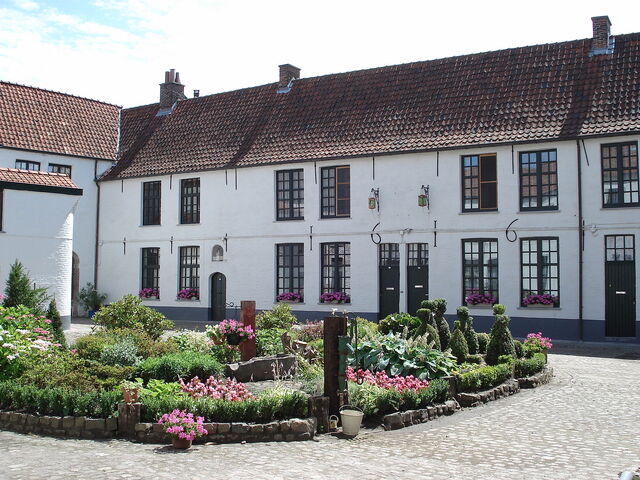 File:Oudenaarde Eerste begijnhofplein.jpg