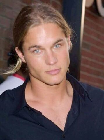File:Travis-Fimmel-1.jpg