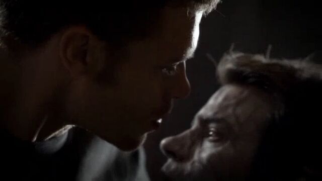 File:Klaus daggers Elijah TO 1x01 ScreenCapture.jpg