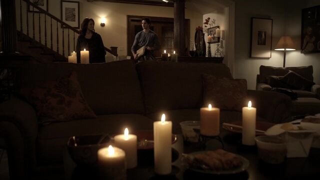 File:TVD2x15-Gilbert House 15.jpg