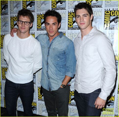 File:Vampire-diaries-comic-con-2012-09.jpg