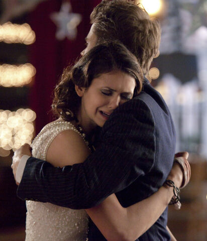 Archivo:Vampire-diaries-stefan-elena-dance-cry.jpg