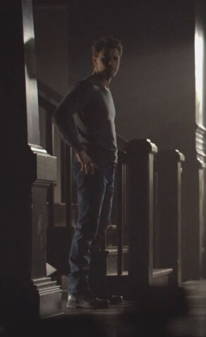 File:Stefan in 5x16.jpg
