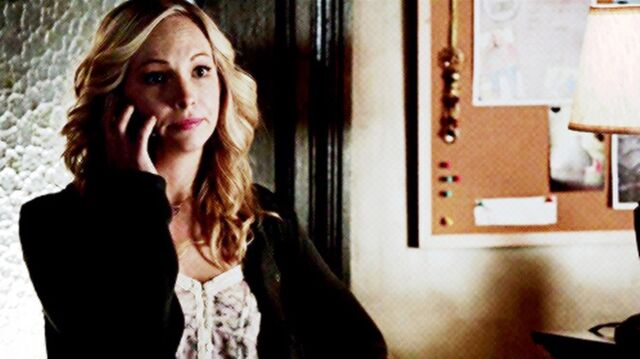 File:Caroline talking 5x11.jpg