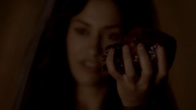 File:Amara's heart TVD 5x03.jpg