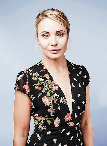 File:2015 SDCC EW Leah Pipes.png