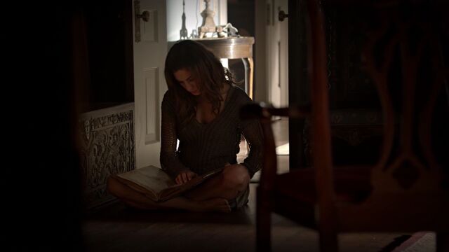 File:Hayleyreadingelijahsjournal2.jpg