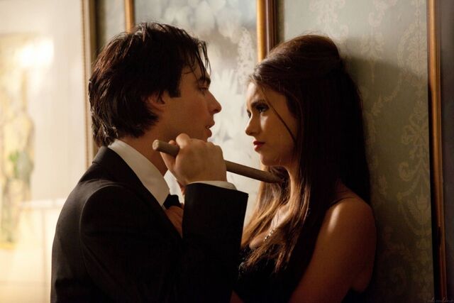 Archivo:2-07-Masquerade-the-vampire-diaries-16600032-1800-1200.jpg