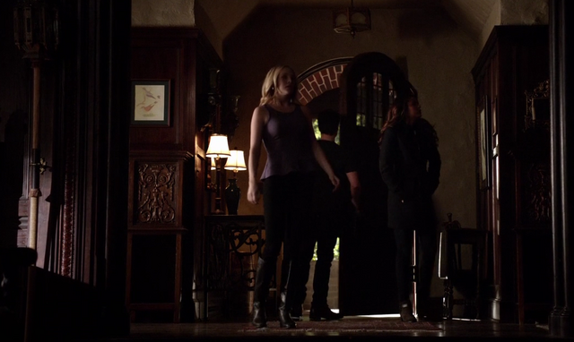 File:Caro-Enzo-Elena 5x18.png