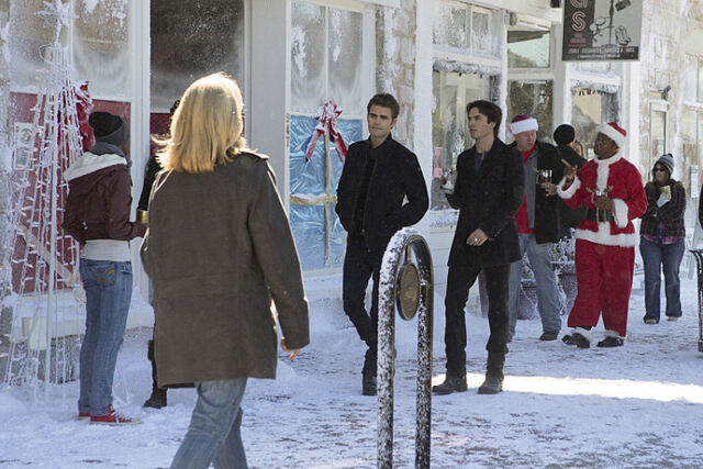 File:Rs 560x374-151120125225-1024.The-Vampire-Diaries-Holiday.jl.112015.jpg