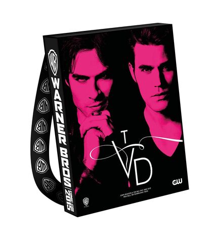 File:2015 wbsdcc the-vampire-diaries bag.jpg