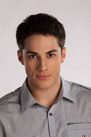 Fichier:Michael-Trevino.jpg