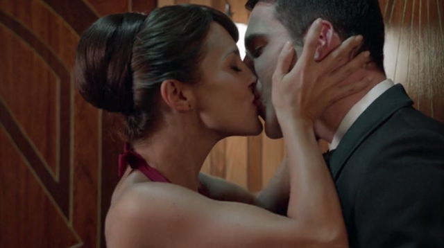 Archivo:Beso 1x01.png