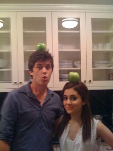 File:ArianaApple.jpg