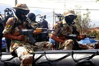 Infantería de marina boliviana encima de lanchas inflables