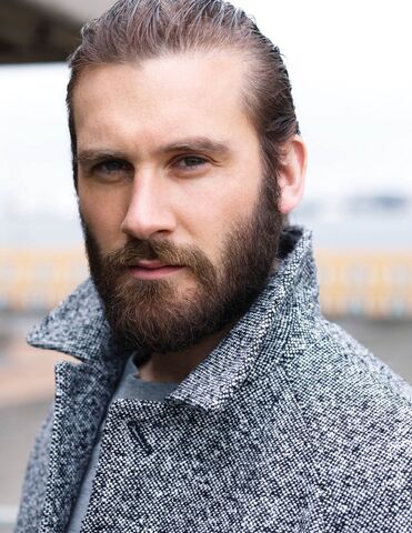 Файл:Clive-standen.jpg