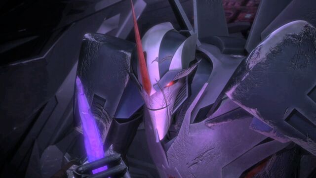 File:Starscream holding a dark energon shard.jpg