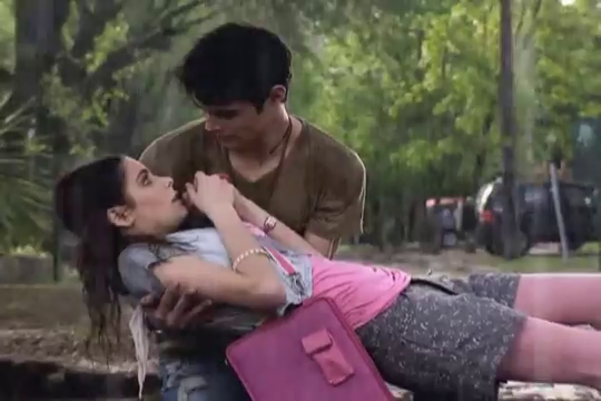 File:Violetta-y-tomas-3.png