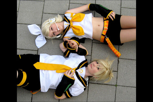 File:Vocaloid Cosplay Len Rin by o Rike o.jpg