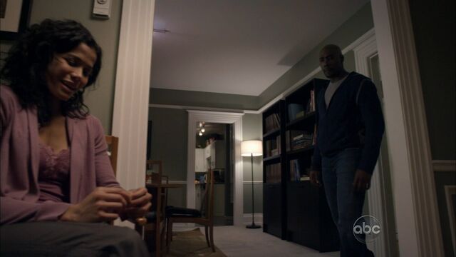 File:1x01ValerieFindsRing.jpg