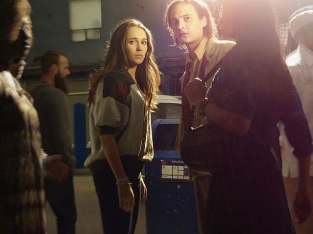 File:Fear-the-walking-dead-season-1-gallery-alicia-carey-frank-dillane-935-1.jpg