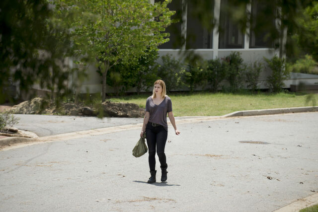 File:Jessie-Stands-Alone-in-The-Walking-Dead-Season-6-Episode-5 - Cópia.jpg