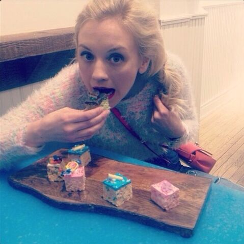 File:Emilykinneyeating.jpg