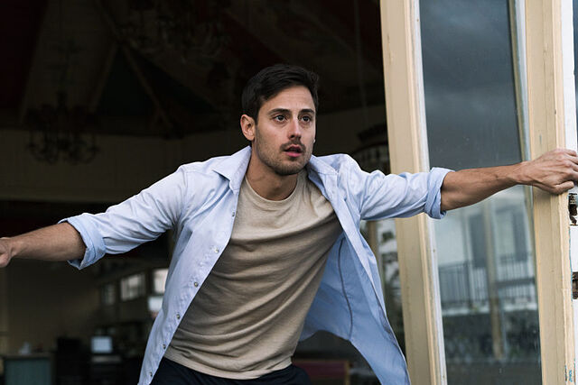 File:Andres closing doors.jpg