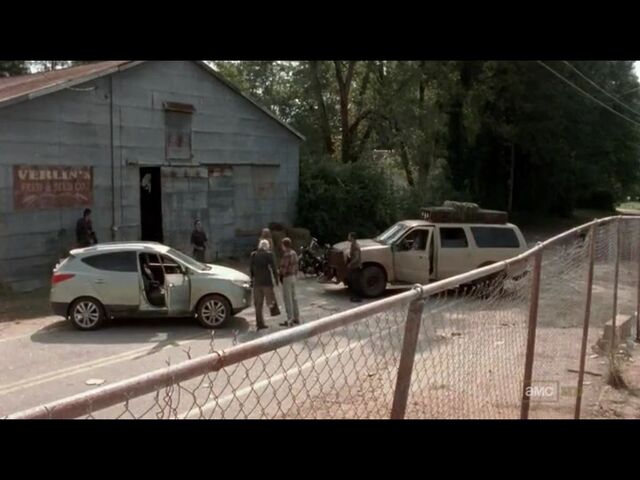 File:Outside the Feedstore.jpg