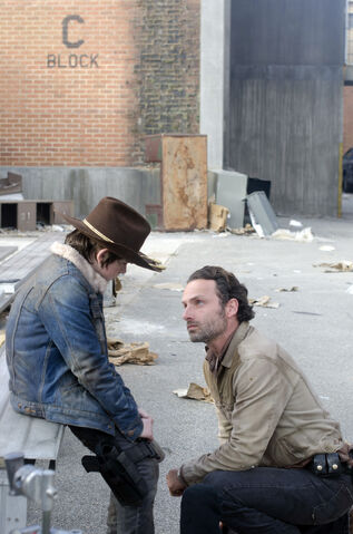 File:Walking-dead-chandler-riggs-andrew-lincoln-welcome-to-tombs-amc.jpg
