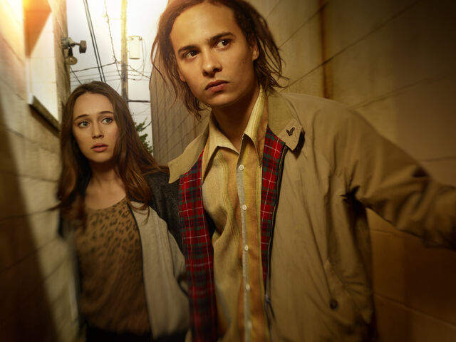 File:Fear-the-walking-dead-season-1-gallery-alicia-carey-frank-dillane-935.jpg