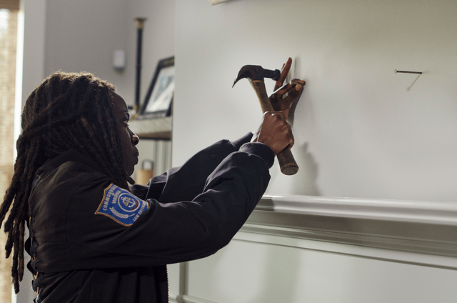 File:AMC 513 Michonne Hammering.png