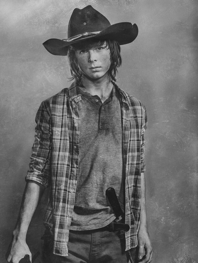 File:The-walking-dead-season-6-cast-silver-carl-riggs-935.jpg