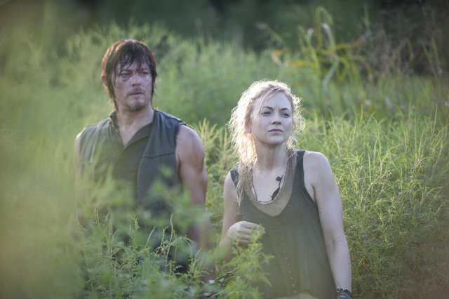 File:Inmates Daryl and Beth.png