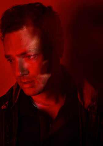 File:The-walking-dead-season-7-aaron-marquand-red-portrait-658.jpg