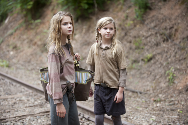 File:Inmates Mika and Lizzie.png