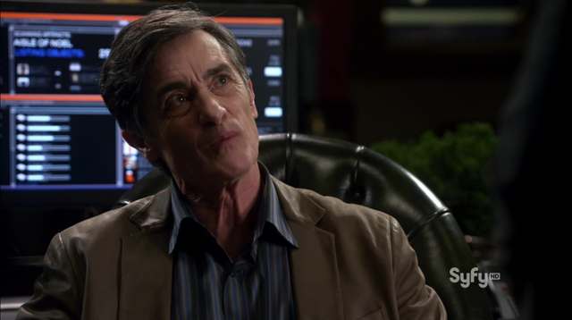 Datei:Warehouse-13-MacPherson-Roger-Rees-1024x572.png