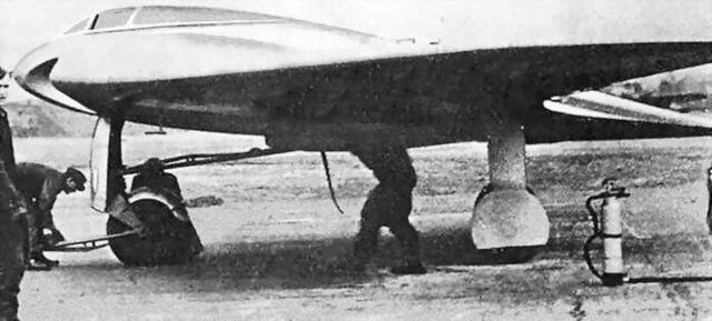 File:Horton229V2onrunwayb.jpg