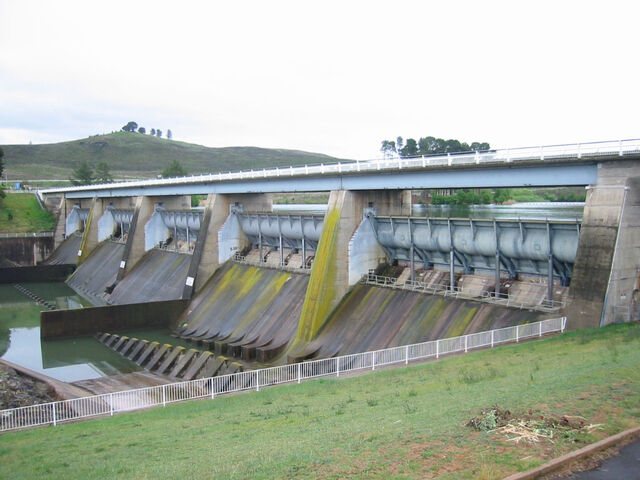 File:Scrivener Dam Canberra-01JAC.jpg