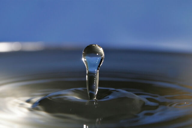 File:Water droplet blue bg05.jpg