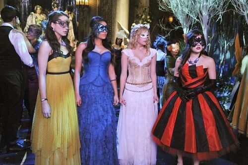 Pretty-little-liars-season-2-finale-the-girls-dress-up-masquerade-ball