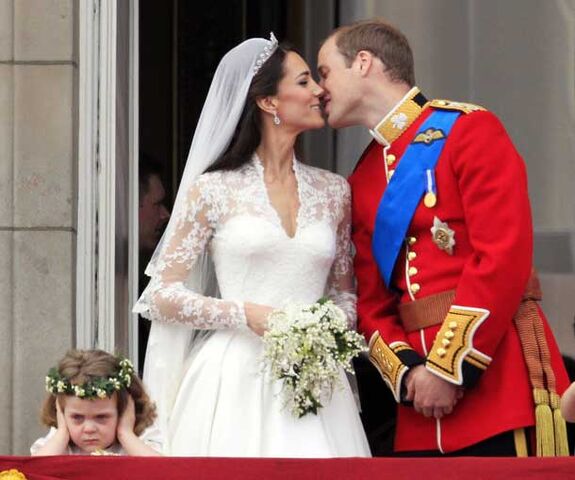 File:Britain-s-prince-william-kisses-his-wife-kate-duchess-of-cambridge-on-the-balcony-of-buckingham-palace-pic-ap-702483650.jpg