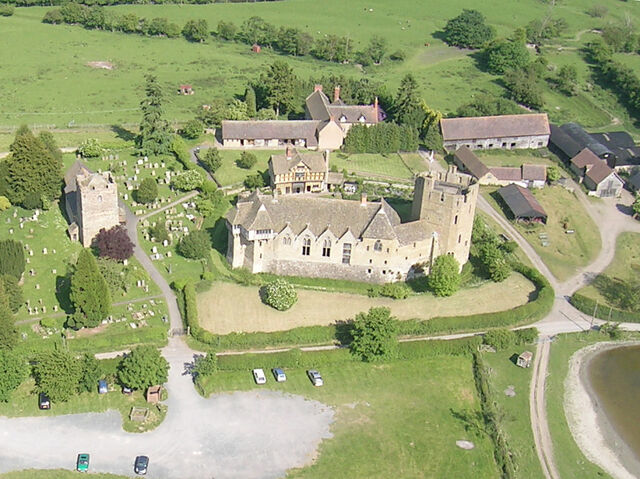 File:Aeropic 20050608 stokesay castle 3 w800.jpg