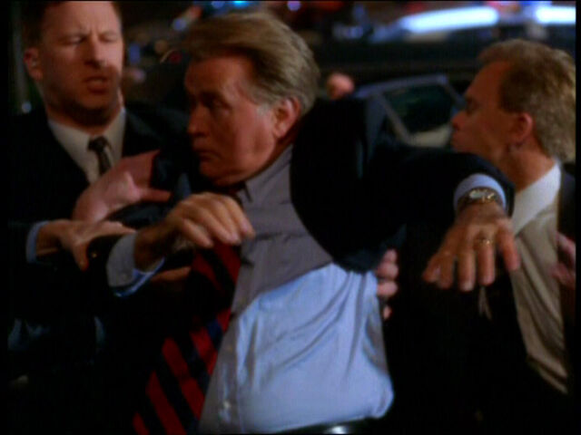 File:Agents protect the President.jpg