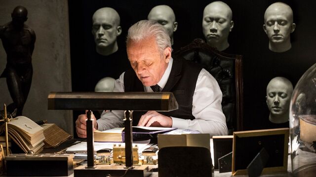 File:Robert at his desk.jpg