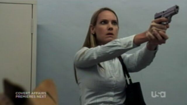 File:2x01-ReneeSimmonsGun.jpg