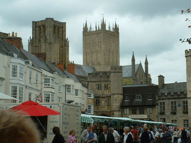 Plik:Wells Cathedral and market square.jpg